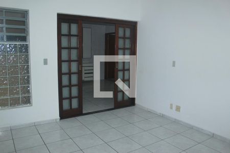 Casa para alugar com 121m², 3 quartos e 2 vagasSala