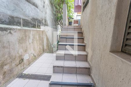 Casa à venda com 300m², 4 quartos e 2 vagas Casa à venda com 300m², 4 quartos e 2 vagasEscada para área de serviço