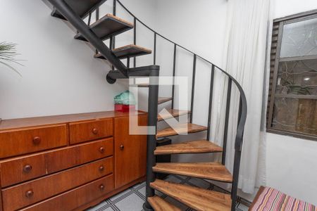 Casa à venda com 300m², 4 quartos e 2 vagas Casa à venda com 300m², 4 quartos e 2 vagasEscada