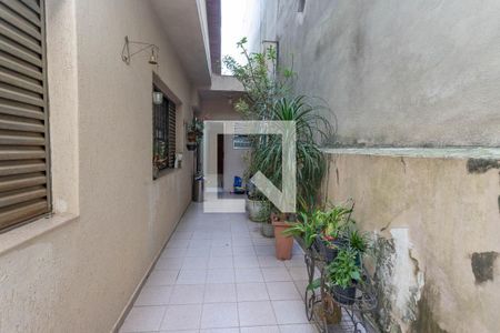 Casa à venda com 300m², 4 quartos e 2 vagas Casa à venda com 300m², 4 quartos e 2 vagasCorredor externo