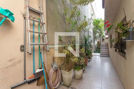 Casa à venda com 300m², 4 quartos e 2 vagas Casa à venda com 300m², 4 quartos e 2 vagasCorredor externo