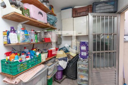 Casa à venda com 300m², 4 quartos e 2 vagas Casa à venda com 300m², 4 quartos e 2 vagasÁrea de serviço