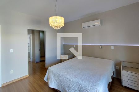 Casa de condomínio à venda com 290m², 4 quartos e 4 vagasQuarto Suíte Master