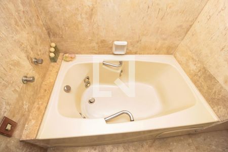 Apartamento à venda com 240m², 5 quartos e 3 vagas Apartamento à venda com 240m², 5 quartos e 3 vagasBanheiro da Suíte - Hidromassagem