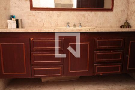 Apartamento à venda com 240m², 5 quartos e 3 vagas Apartamento à venda com 240m², 5 quartos e 3 vagasBanheiro da Suíte - Armário