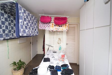 Apartamento à venda com 240m², 5 quartos e 3 vagas Apartamento à venda com 240m², 5 quartos e 3 vagasÁrea de Serviço