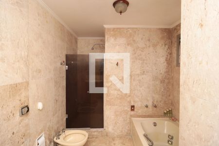 Apartamento à venda com 240m², 5 quartos e 3 vagas Apartamento à venda com 240m², 5 quartos e 3 vagasBanheiro da Suíte