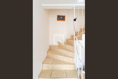 Escadas de casa para alugar com 2 quartos, 96m² em Vila Alexandria, São Paulo