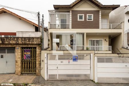 Casa à venda com 270m², 4 quartos e 3 vagas Casa à venda com 270m², 4 quartos e 3 vagasFachada