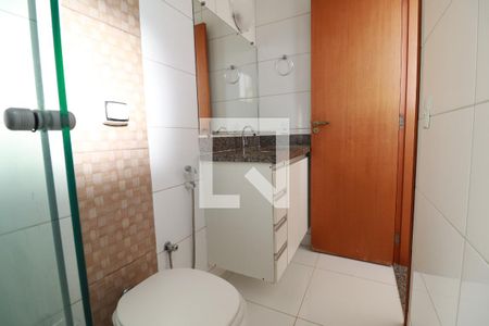 Banheiro da Suíte de apartamento para alugar com 2 quartos, 57m² em Alto Umuarama, Uberlândia