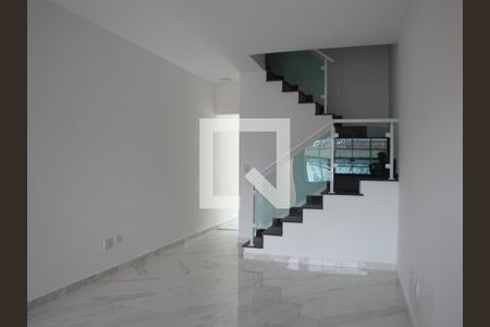 Casa à venda com 98m², 2 quartos e 2 vagasSala