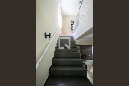 Casa à venda com 270m², 4 quartos e 4 vagas Casa à venda com 270m², 4 quartos e 4 vagasEscada