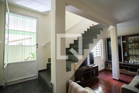 Casa à venda com 270m², 4 quartos e 4 vagas Casa à venda com 270m², 4 quartos e 4 vagasEscada