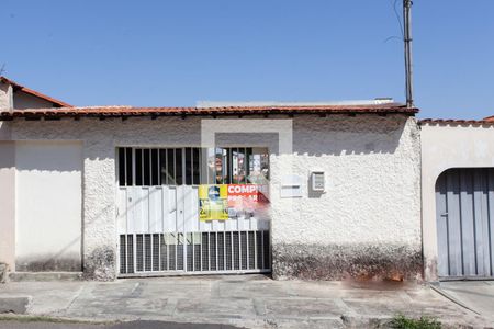 Casa à venda com 270m², 4 quartos e 4 vagas Casa à venda com 270m², 4 quartos e 4 vagasFachada