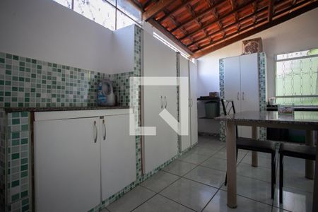 Casa à venda com 270m², 4 quartos e 4 vagas Casa à venda com 270m², 4 quartos e 4 vagasÁrea de Serviço - Armários