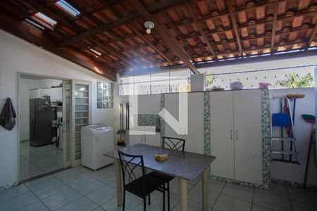 Casa à venda com 270m², 4 quartos e 4 vagas Casa à venda com 270m², 4 quartos e 4 vagasÁrea de Serviço