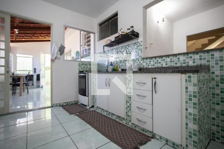 Casa à venda com 270m², 4 quartos e 4 vagas Casa à venda com 270m², 4 quartos e 4 vagasCozinha - Armários
