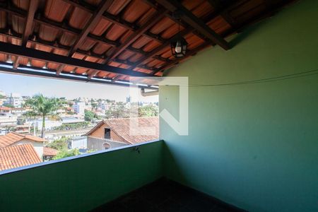 Casa à venda com 270m², 4 quartos e 4 vagas Casa à venda com 270m², 4 quartos e 4 vagasVaranda