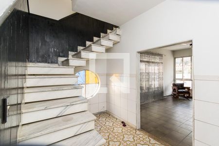 Escada de casa para alugar com 4 quartos, 300m² em Olaria, Rio de Janeiro