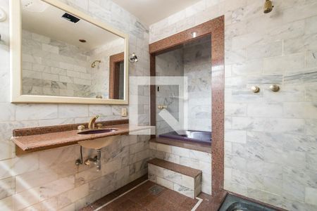 Casa para alugar com 300m², 4 quartos e 5 vagasBanheiro do Quarto 2 