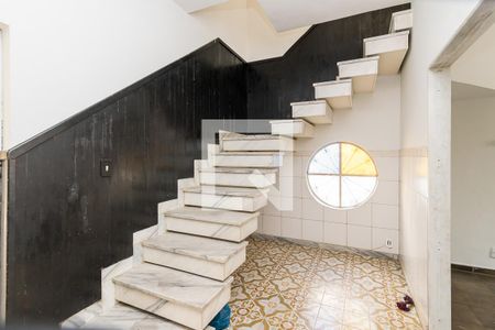Escada de casa para alugar com 4 quartos, 300m² em Olaria, Rio de Janeiro