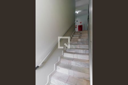 Apartamento para alugar com 85m², 2 quartos e sem vaga Apartamento para alugar com 85m², 2 quartos e sem vagaEscada