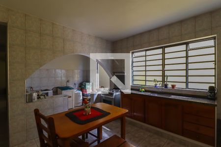 Casa à venda com 129m², 6 quartos e 3 vagasCasa 2