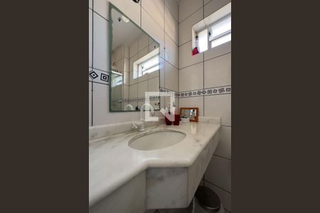 Banheiro de apartamento à venda com 1 quarto, 96m² em Nonoai, Porto Alegre