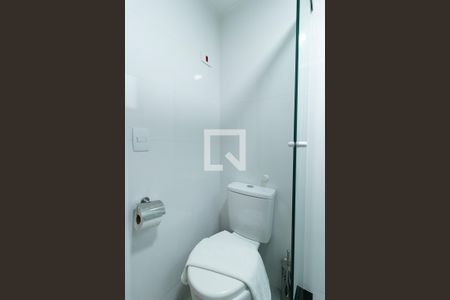 Banheiro de kitnet/studio para alugar com 1 quarto, 19m² em Centro, Curitiba