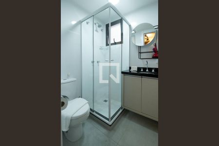 Banheiro de kitnet/studio para alugar com 1 quarto, 19m² em Centro, Curitiba