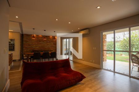 Sala de casa de condomínio para alugar com 4 quartos, 237m² em Jardim Barbacena, Cotia