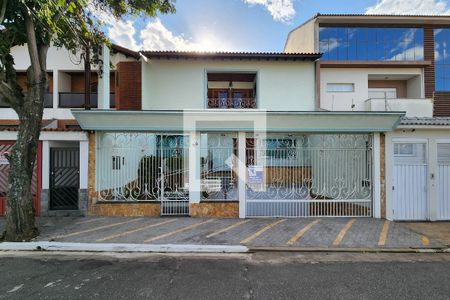 Casa para alugar com 450m², 3 quartos e 8 vagasFachada