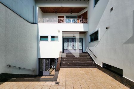 Casa para alugar com 450m², 3 quartos e 8 vagasQuintal