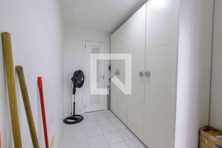 Apartamento à venda com 270m², 4 quartos e 3 vagas Apartamento à venda com 270m², 4 quartos e 3 vagasQuarto de Serviço
