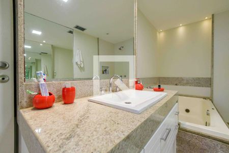 Apartamento à venda com 270m², 4 quartos e 3 vagas Apartamento à venda com 270m², 4 quartos e 3 vagasBanheiro Suíte 1