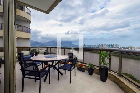 Apartamento à venda com 270m², 4 quartos e 3 vagas Apartamento à venda com 270m², 4 quartos e 3 vagasVaranda