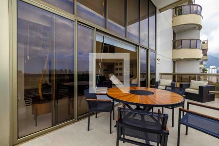 Apartamento à venda com 270m², 4 quartos e 3 vagas Apartamento à venda com 270m², 4 quartos e 3 vagasVaranda