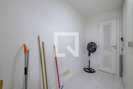 Apartamento à venda com 270m², 4 quartos e 3 vagas Apartamento à venda com 270m², 4 quartos e 3 vagasQuarto de Serviço