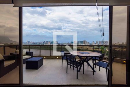 Apartamento à venda com 270m², 4 quartos e 3 vagas Apartamento à venda com 270m², 4 quartos e 3 vagasVaranda