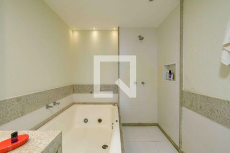 Apartamento à venda com 270m², 4 quartos e 3 vagas Apartamento à venda com 270m², 4 quartos e 3 vagasBanheiro Suíte 1