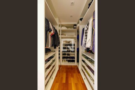 Apartamento à venda com 270m², 4 quartos e 3 vagas Apartamento à venda com 270m², 4 quartos e 3 vagasCloset Suíte 1