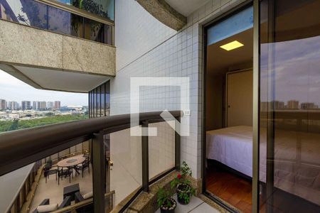 Apartamento à venda com 270m², 4 quartos e 3 vagas Apartamento à venda com 270m², 4 quartos e 3 vagasVaranda Suíte 2