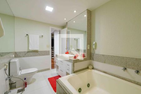 Apartamento à venda com 270m², 4 quartos e 3 vagas Apartamento à venda com 270m², 4 quartos e 3 vagasBanheiro Suíte 1