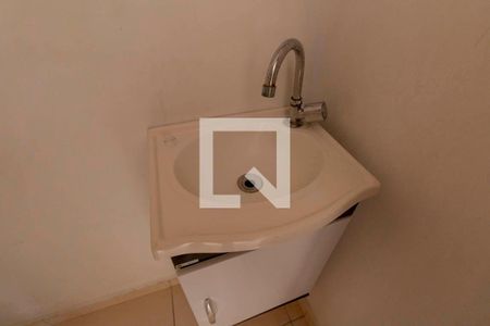 Lavabo de casa de condomínio para alugar com 2 quartos, 66m² em Jardim São Nicolau, São Paulo