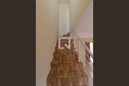 Casa de condomínio para alugar com 66m², 2 quartos e 1 vaga Casa de condomínio para alugar com 66m², 2 quartos e 1 vagaEscada