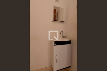 Lavabo de casa de condomínio para alugar com 2 quartos, 66m² em Jardim São Nicolau, São Paulo