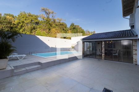 Casa à venda com 245m², 4 quartos e 2 vagas Casa à venda com 245m², 4 quartos e 2 vagasQuintal