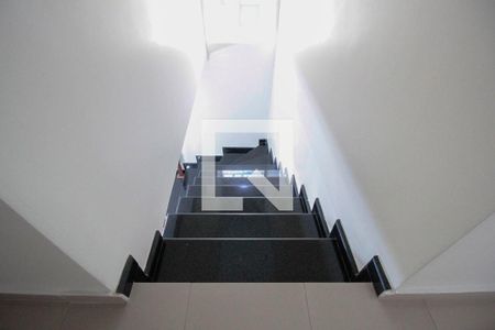 Casa à venda com 235m², 3 quartos e 2 vagas Casa à venda com 235m², 3 quartos e 2 vagasEscada