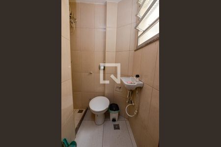 Banheiro de kitnet/studio para alugar com 1 quarto, 12m² em Centro, Niterói