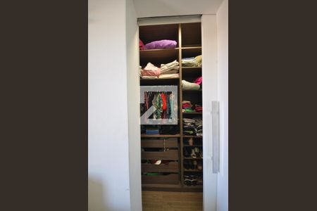 Casa à venda com 240m², 3 quartos e 2 vagasCloset